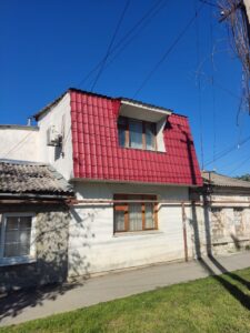 Кровля из красной металлочерепицы с козырьком. Керчь